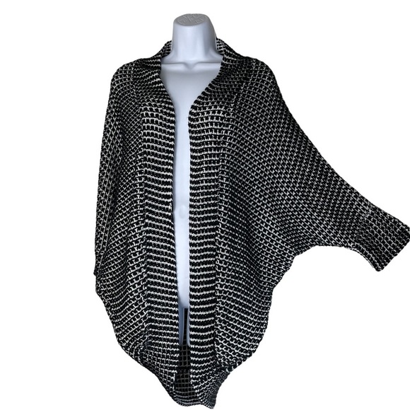 Forever 21 Knitted Black and White Relaxed Fit Cozy Cardigan 3/4 Sleeve … - Picture 1 of 7